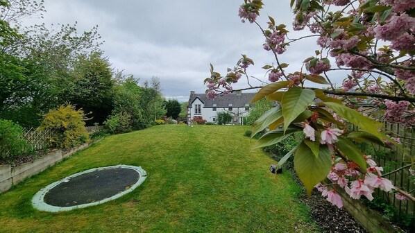 Property grounds - Beautiful Scottish country garden cottage near Edinburgh with countryside views (Kingscavil)