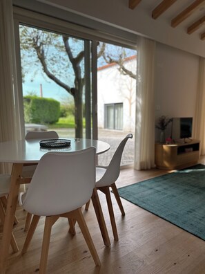 Comfort House, Garden View | In-room dining