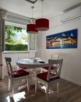 Classic Cottage, Garden View | In-room dining