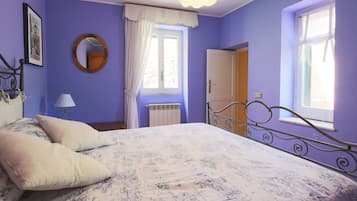 1 slaapkamer, een bureau, een strijkplank/strijkijzer, wifi