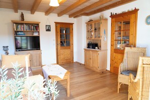 Fernseher, Kamin, Bücher, Stereoanlage