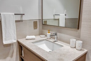 Hair dryer, towels, soap, toilet paper - Knokey Luxury 1BR Apartments - 5 min Burj Khalifa & Dubai Mall & Dubai Fountain (Dubai)