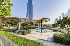Pool - Knokey Luxury 1BR Apartments - 5 min Burj Khalifa & Dubai Mall & Dubai Fountain (Dubai)