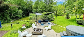 Cozy Retreat in The Catskills â Hot Tub, Fireplace, Hiking, Swimming