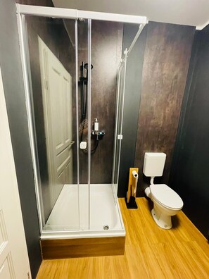 Business appartement, uitzicht op de stad | Badkamer | Een haardroger, handdoeken, zeep, shampoo