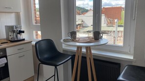 Apartamento Confort, vistas a la ciudad | Cocina privada | Frigorífico, microondas, horno y placa de cocina