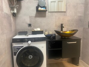 Séchoir à cheveux, serviettes fournies, savon, shampooing