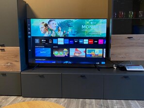 Apartamento Confort, vistas a la ciudad | Zona de estar | Una televisión de pantalla plana