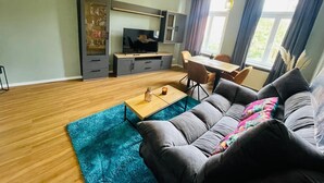 Business appartement, uitzicht op de stad | Woonruimte | Flatscreentelevisie