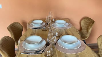 Comfort-Apartment, Stadtblick | Essbereich im Zimmer