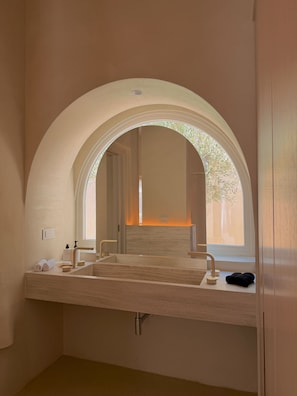 Bathroom - VOUNO Santorini Private Villas (Santorini)