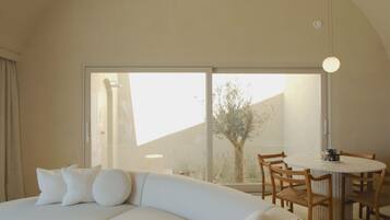 Villa, 1 camera da letto, piscina privata, vista mare | Area soggiorno | Smart TV 43 pollici con canali digitali, Netflix, servizi in streaming