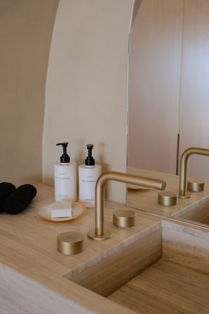 Bathroom - VOUNO Santorini Private Villas (Santorini)
