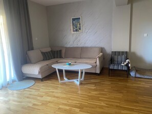 Appartement Confort, balcon, vue ville | Coin séjour