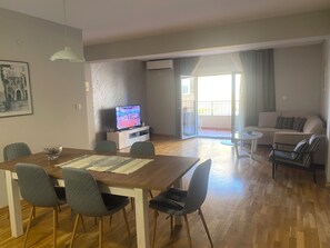 Appartement Confort, balcon, vue ville | Coin séjour