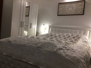 1 dormitorio, tabla de planchar con plancha, wifi y ropa de cama