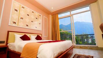 Comfort Room | Desk, laptop workspace, iron/ironing board, free WiFi