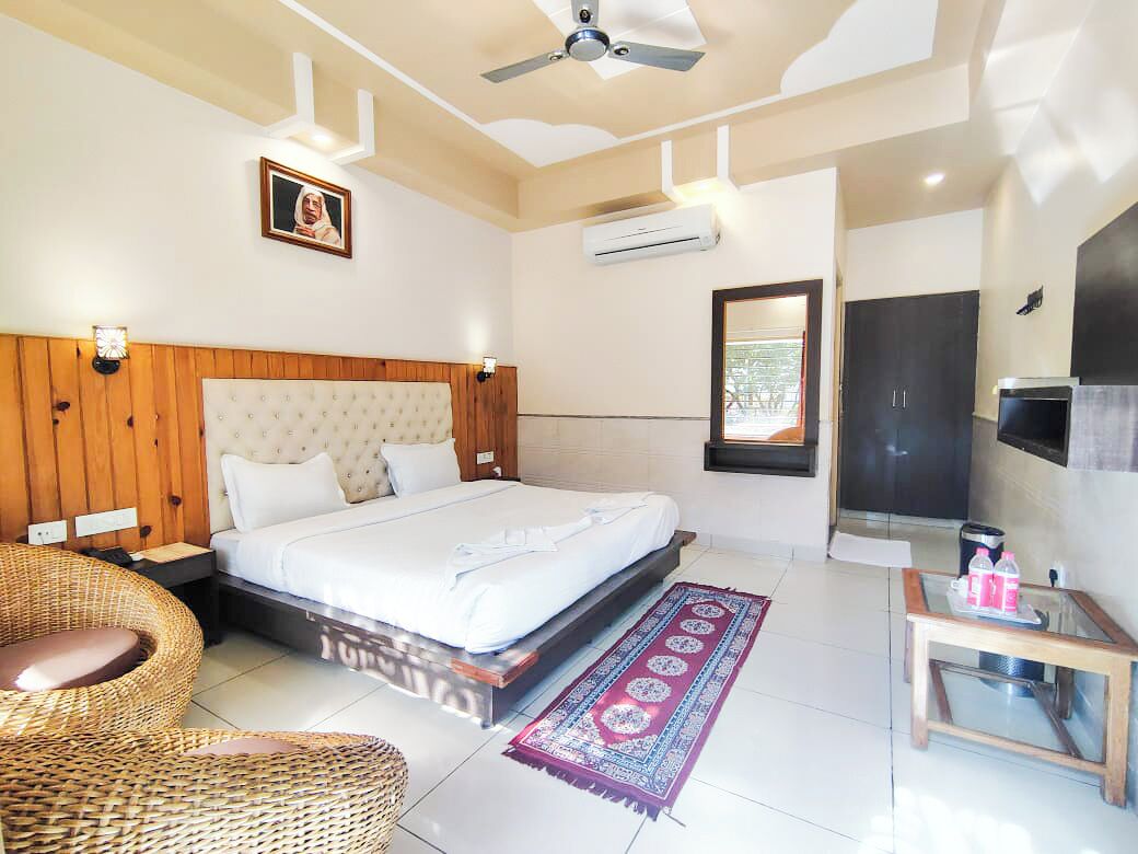 Deluxe Room, Mountain View | Desk, laptop workspace, iron/ironing board, free WiFi