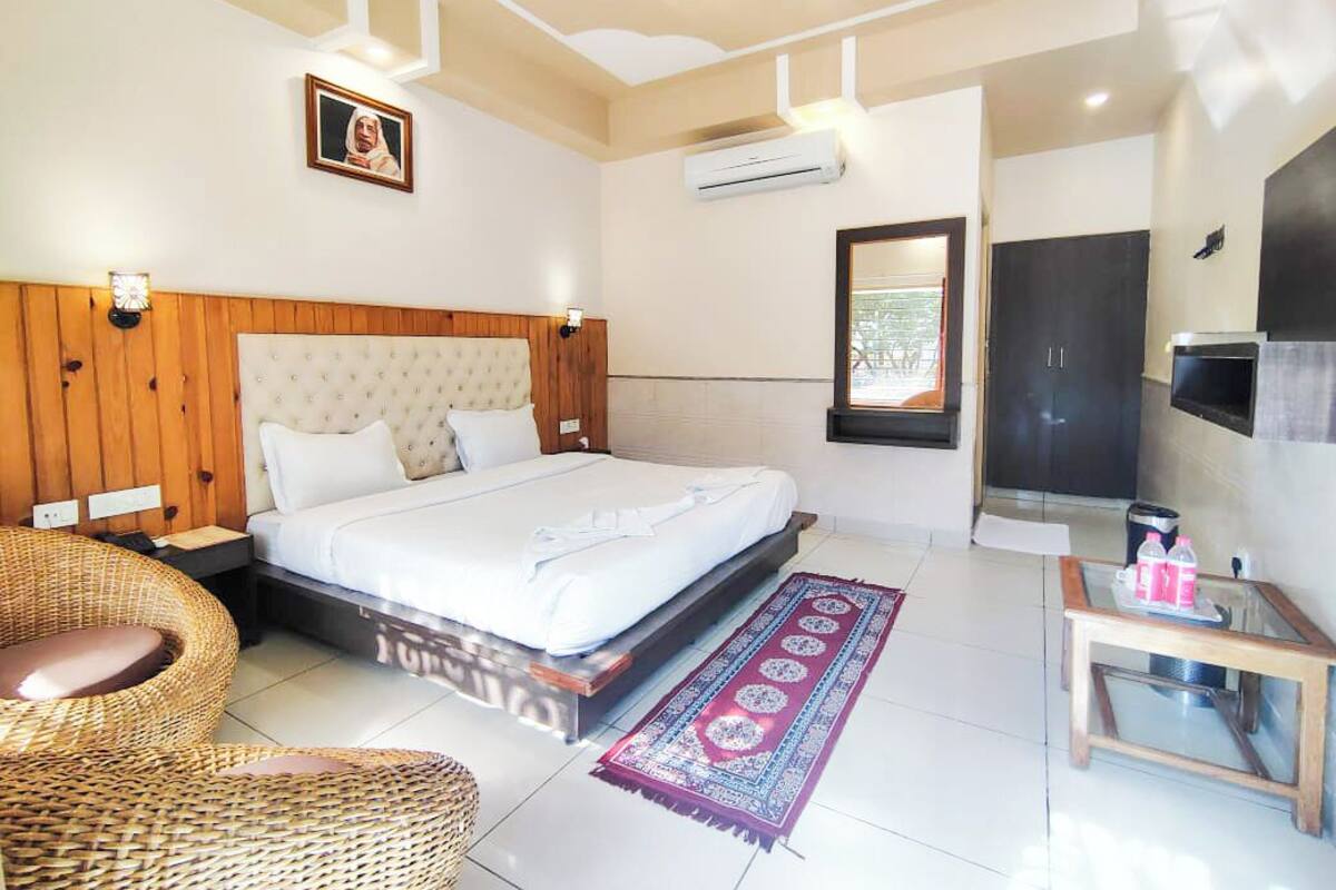 Deluxe Room, Mountain View | Desk, laptop workspace, iron/ironing board, free WiFi