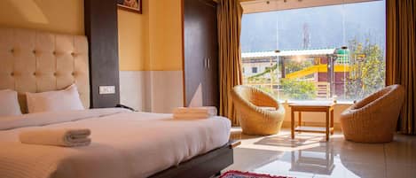 Chambre familiale double, vue sur la montagne | Bureau, espace de travail pour ordinateurs portables