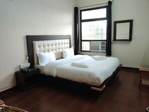 Escritorio y espacio para trabajar con laptop 