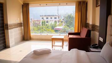 Habitación doble superior, vista a la montaña | Escritorio y espacio para trabajar con laptop