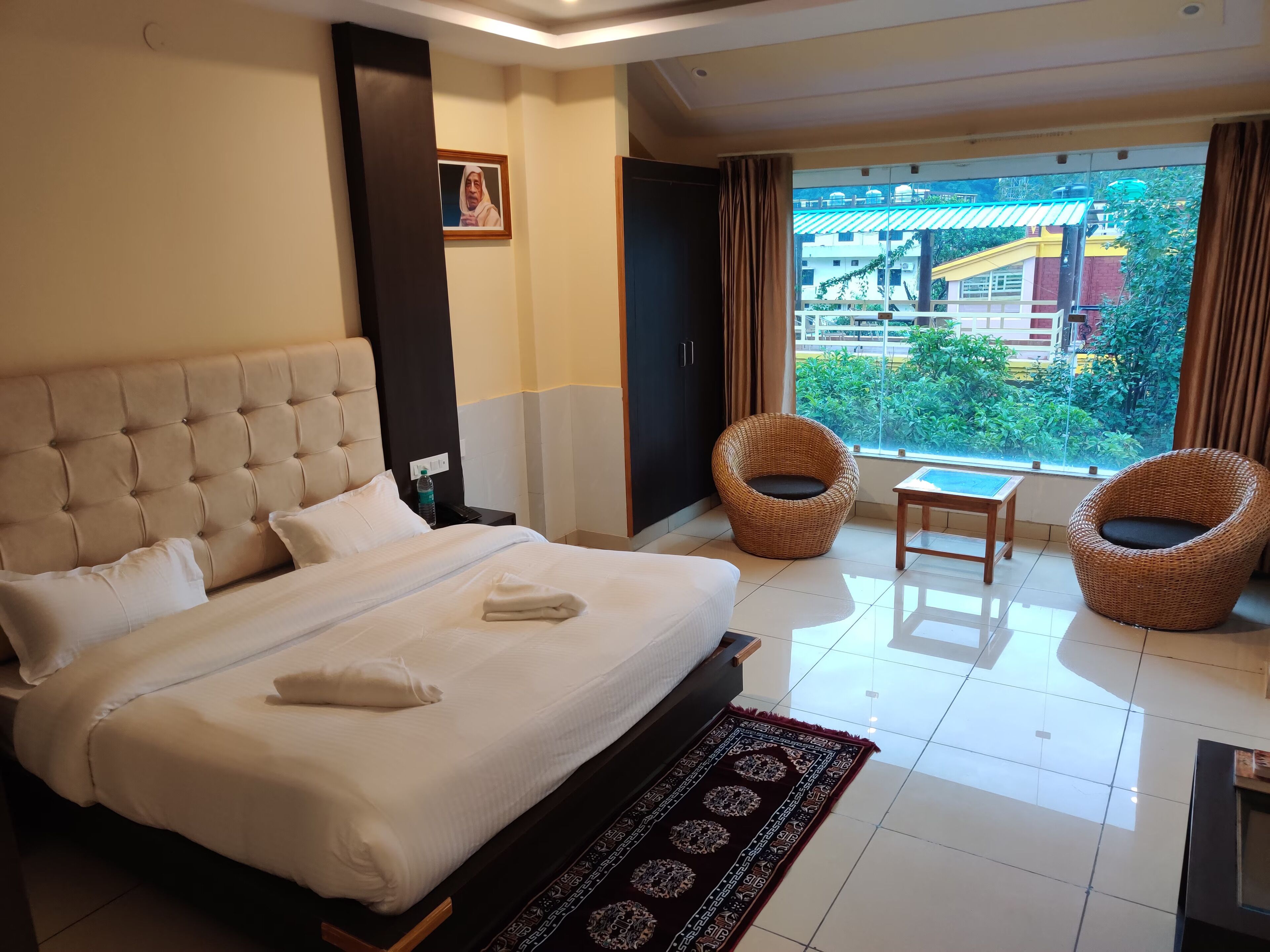 Habitación familiar doble, vistas a la montaña | Escritorio y espacio para trabajar con un portátil