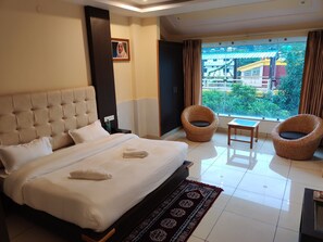 Escritorio y espacio para trabajar con laptop 