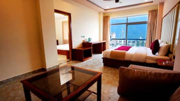 Luxury Room | Desk, laptop workspace, iron/ironing board, free WiFi