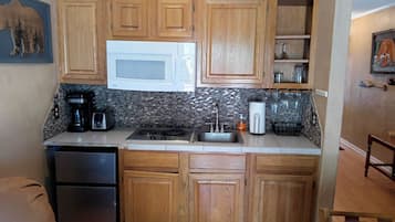 Refrigerador, microondas, parrilla de estufa y cafetera y tetera