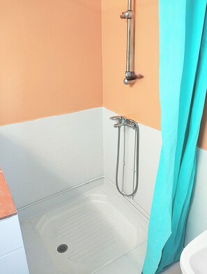 Sèche-cheveux, serviettes fournies, savon, papier toilette