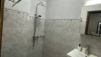 Regadera, bidet, toallas, papel de baño