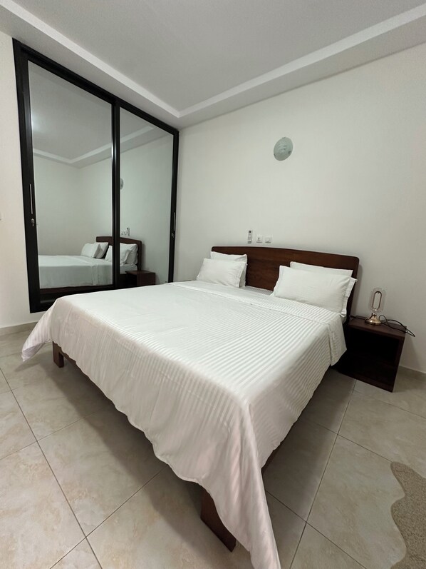 2 bedrooms, iron/ironing board, internet, bed sheets