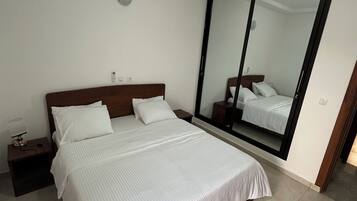 2 habitaciones, tabla de planchar con plancha, internet y ropa de cama