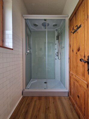 Haartrockner, Bidet, Handtücher, Seife