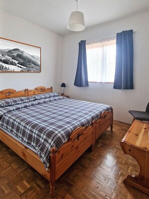 3 bedrooms, iron/ironing board, travel cot, WiFi