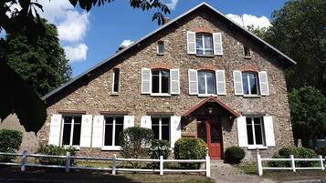 Mặt tiền nơi lưu trú