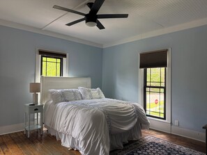 5 bedrooms, iron/ironing board, WiFi, bed sheets