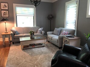 Living area - Spacious perfect house to come and ExploreHistorical Tecumseh (Tecumseh)