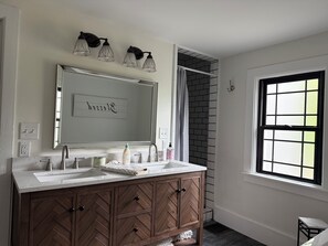 Douche, sèche-cheveux, serviettes fournies, savon