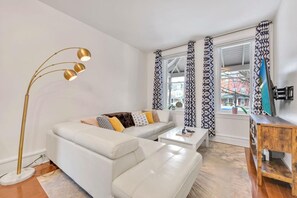 Smart TV, caminetto, videogiochi, impianto stereo