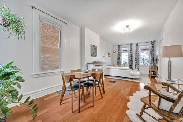 TV connectée, cheminée, jeux vidéo, chaîne hi-fi