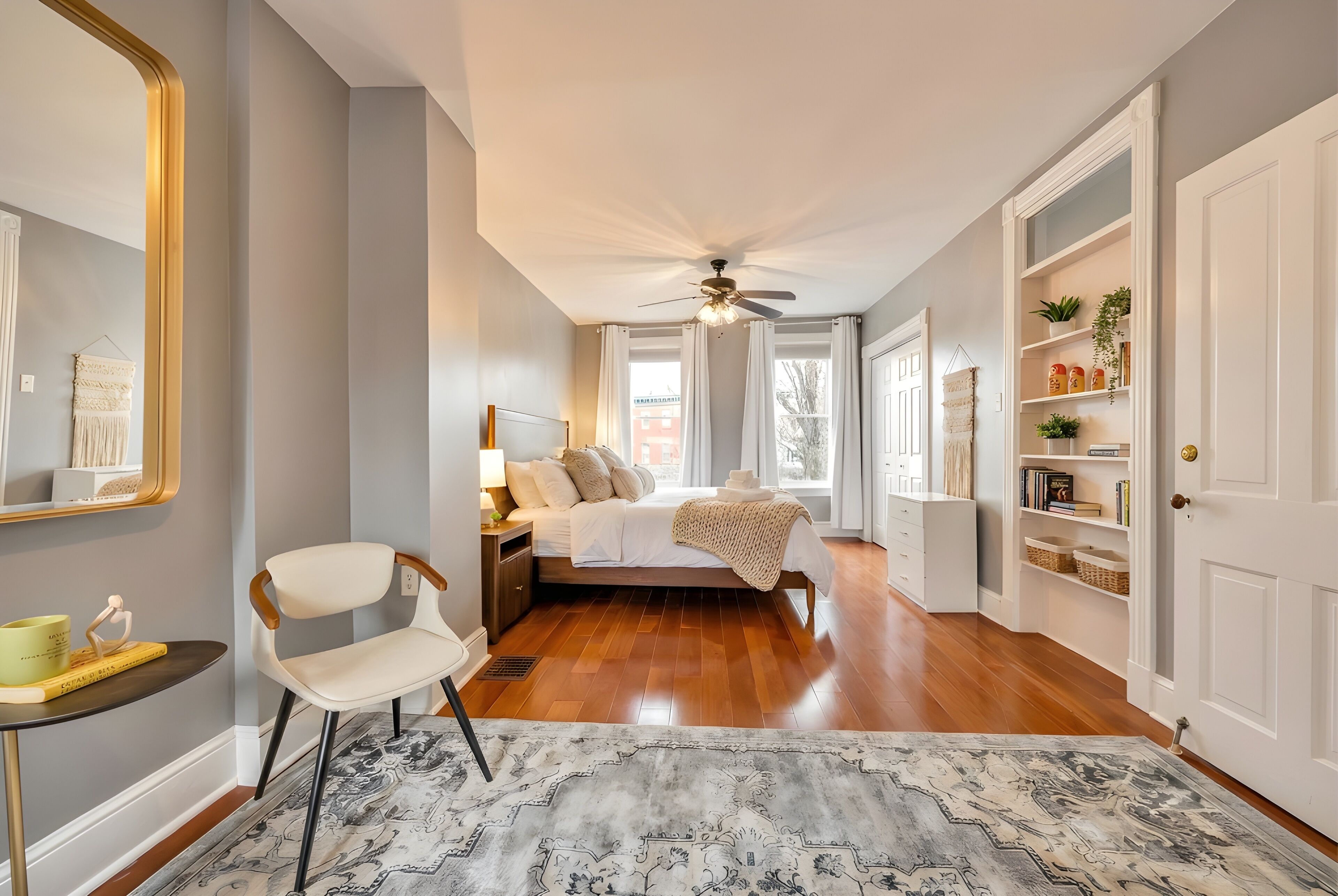 4 chambres, bureau, fer et planche à repasser, lit parapluie