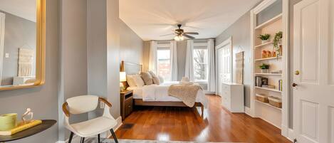 4 dormitorios, escritorio, tabla de planchar con plancha y cuna de viaje