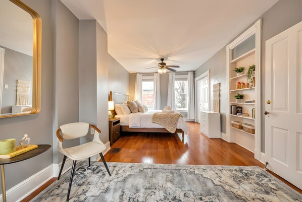 4 間睡房、書桌、熨斗/熨衫板、可攜式嬰兒床