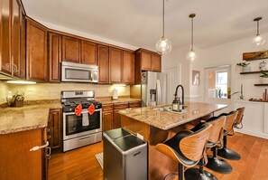 雪櫃、微波爐、焗爐、爐具