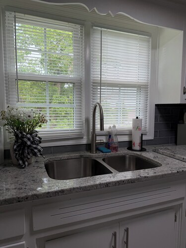 Cozy Pet-friendly Home with Fully Fenced Yard and Quiet Location Sleeps 6 