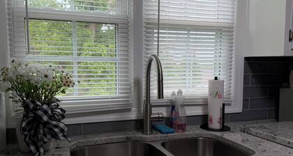 Cozy Pet-friendly Home with Fully Fenced Yard and Quiet Location Sleeps 6