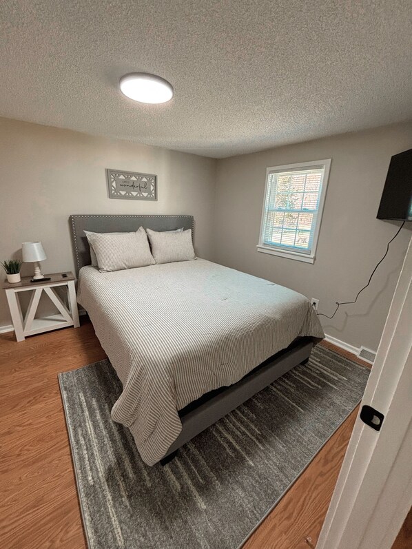 3 bedrooms, desk, WiFi, bed sheets