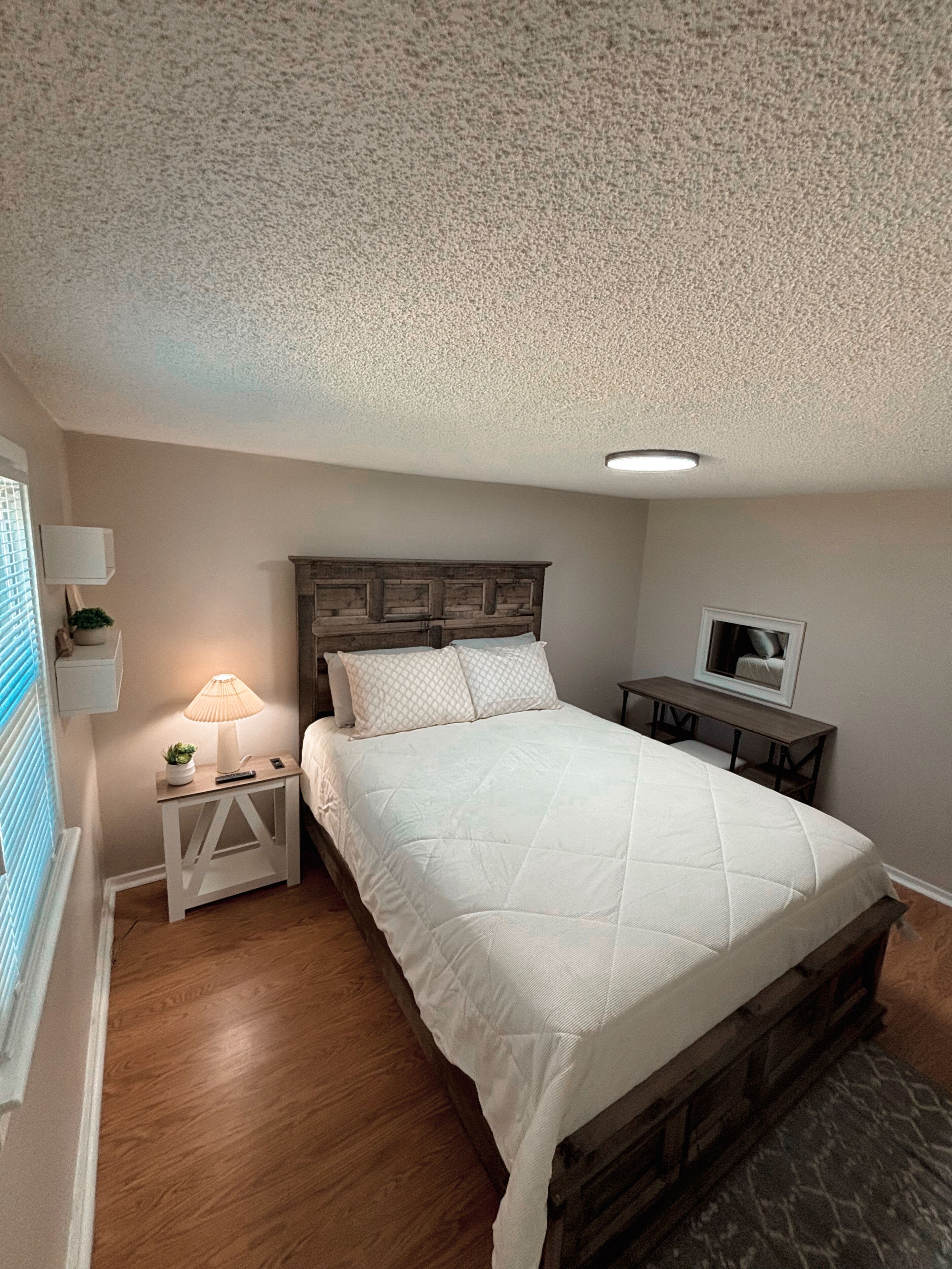 3 bedrooms, desk, WiFi, bed sheets